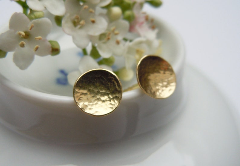 Round stud earrings 750 gold discs with fine hammer finish 7 mm image 2