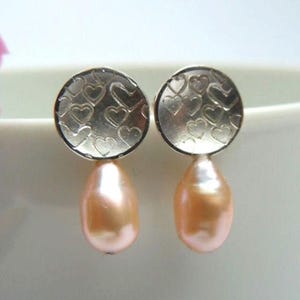 Round heart stud earrings 925 silver with salmon-colored freshwater pearls, gifts for her