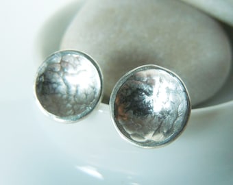 Round stud earrings 925 silver bowls, hammered discs 9 mm - gifts for her - ready to ship