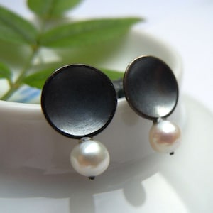 Round pearl earrings, blackened 925 silver discs, 8 mm, freshwater pearls, gifts for her, modern jewelry, black and white