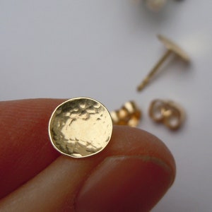 Round stud earrings 750 gold discs with fine hammer finish 7 mm image 6