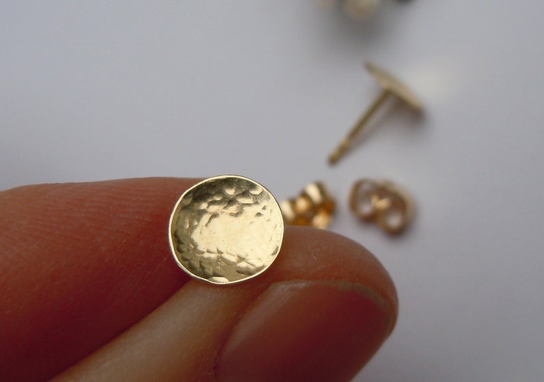 Round stud earrings 750 gold discs with fine hammer finish 7 mm image 6