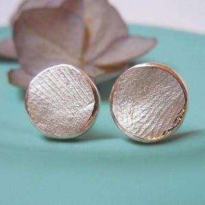 Orecchini a bottone tondi in argento 925 disco modellato 9,5 mm - gioielli unici organici - regali per lei/lui, orecchini unisex