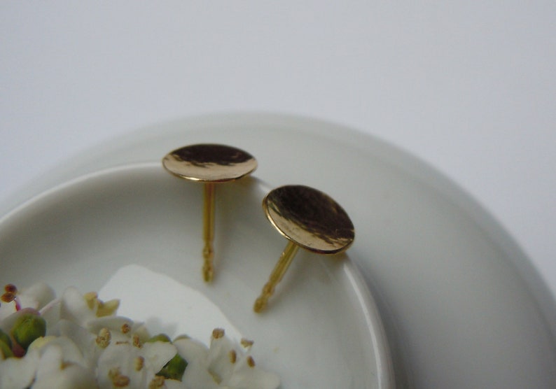 Round stud earrings 750 gold discs with fine hammer finish 7 mm image 3
