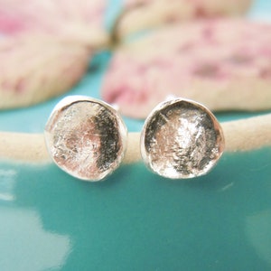 Modeled mini stud earrings, 925 silver, scratched round disc approx. 6 mm, unique jewelry, gift for her, organic, molten, small earrings