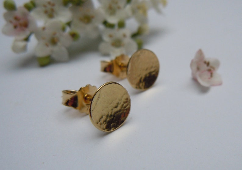 Round stud earrings 750 gold discs with fine hammer finish 7 mm image 5