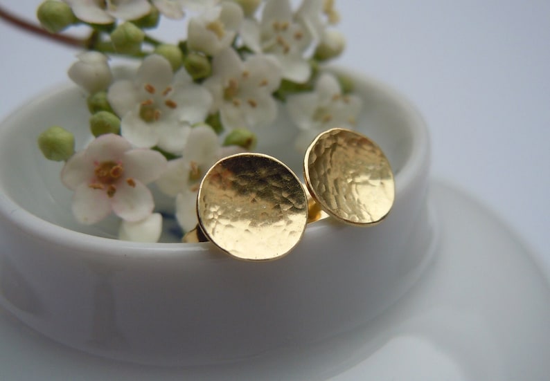 Round stud earrings 750 gold discs with fine hammer finish 7 mm image 1