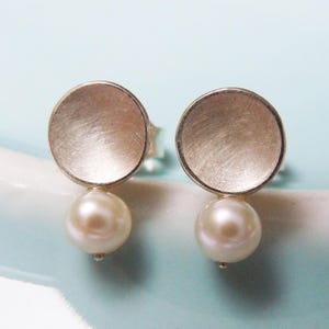 Small round pearl earrings with 925 silver discs 6.5 mm with white freshwater pearls Gifts for her