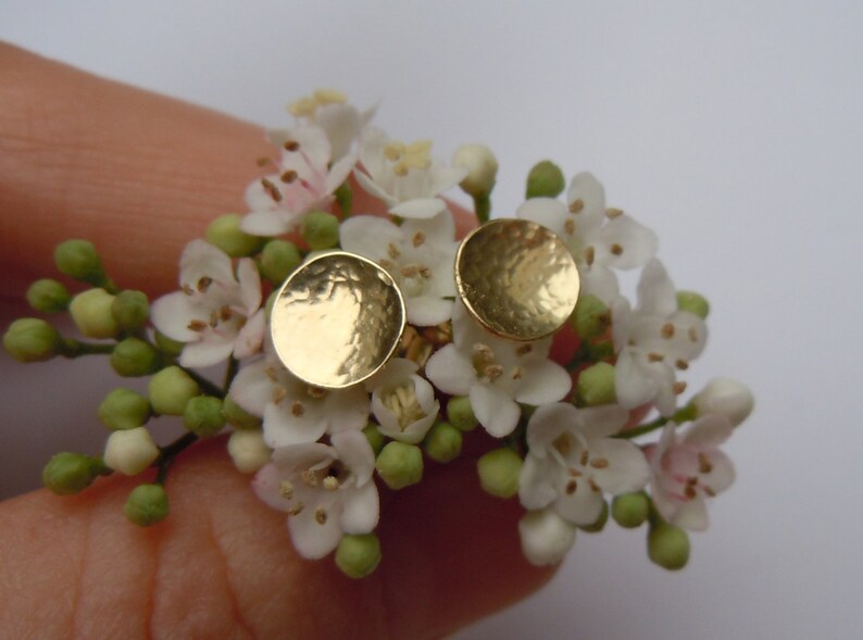 Round stud earrings 750 gold discs with fine hammer finish 7 mm image 4