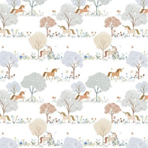 Könnte beinhalten: Ein nahtloses Muster mit weißen Einhörnern mit goldenen Hörnern und Hufen, die durch einen fantasievollen Wald galoppieren. Der Wald ist gefüllt mit pastellblauen, rosa und beigen Bäumen und Blumen.