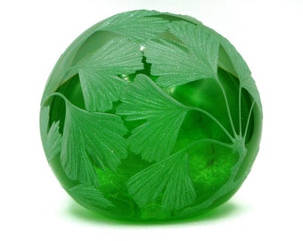 Briefbeschwerer Paperweight Ginkgo biloba Tiefschnittgravur mundgeblasen handgraviert