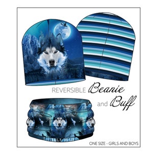 Może przedstawiać: Rewersyjna czapka i buff z wzorem wilka i księżyca z jednej strony i niebieskimi i turkusowymi paskami z drugiej. Rozmiar uniwersalny, dla dziewczynek i chłopców.