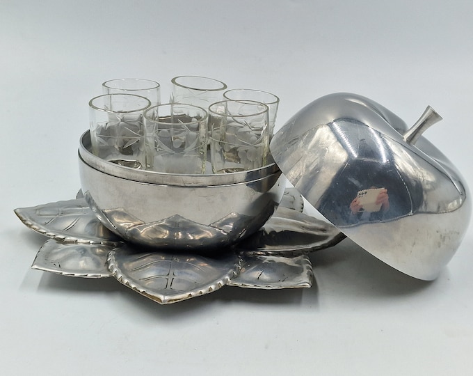Liqueur set hidden in apple