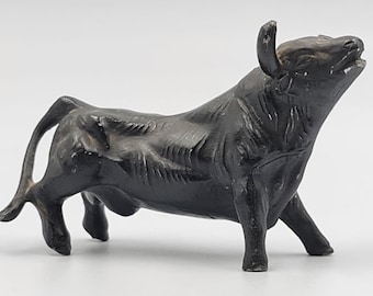 Pyrogenic holder in the shape of a bull