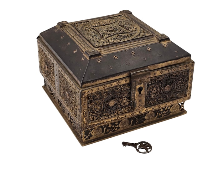 Erhard & Söhne, Trinket, Jewelry box from 1900 with original working key