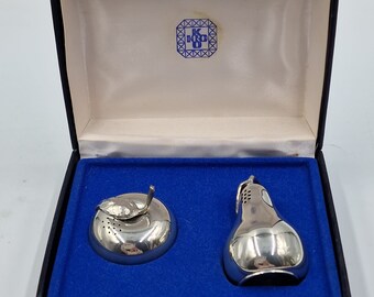 Pepper and salt set in the shape of an apple and a pear in a box