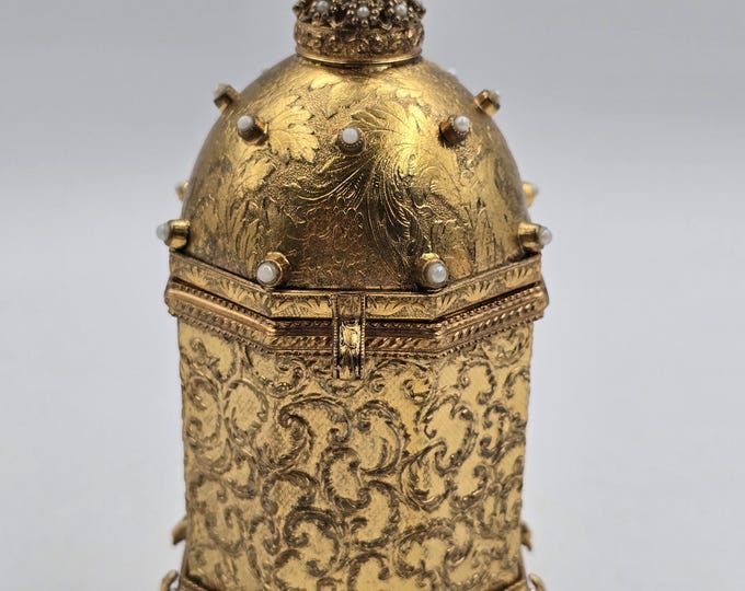 Beautiful vintage jewelry box with music