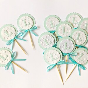 Junge Babyparty Cupcake Toppers. Baby Füße Cupcake Toppers. Zahl Cupcake Toppers. Brief Cupcake Toppers. Blaue Babyparty Junge Party Decor Bild 4