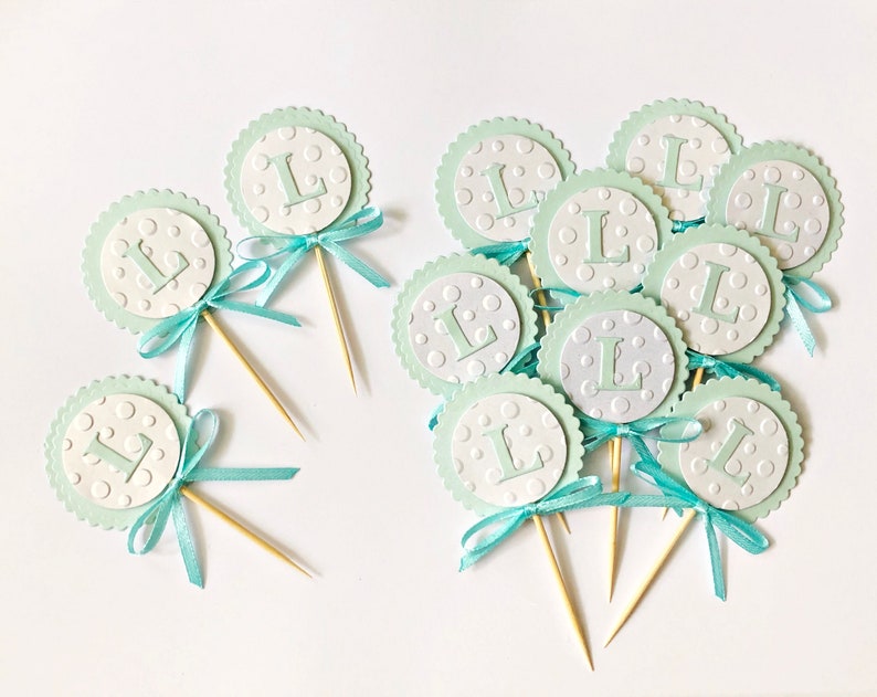 Junge Babyparty Cupcake Toppers. Baby Füße Cupcake Toppers. Zahl Cupcake Toppers. Brief Cupcake Toppers. Blaue Babyparty Junge Party Decor Bild 4