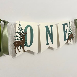 Banner seggiolone Woodland ONE - Decorazioni per il primo compleanno neutre verde salvia. Cartello per il primo compleanno di un bambino a caccia. Banner a tema foresta Lumberjack