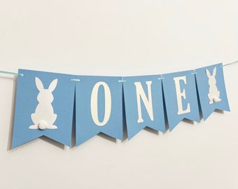 Banner Boy Bunny ONE - Decorazioni per il primo compleanno del coniglietto blu - Some Bunny Is One. Segno del 1° compleanno del RAGAZZO primaverile. Ragazzo 1° compleanno Pasqua