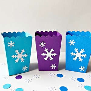 Gefrorene Geburtstags-Gastgeschenke Schneeflocke MINI Popcorn Box. Winter Birthday Box Schneeflocke Gastgeschenke Weihnachten Weihnachten Winter Baby Shower Bild 1