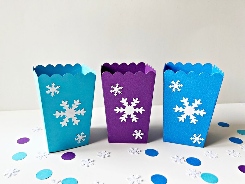 Gefrorene Geburtstags-Gastgeschenke Schneeflocke MINI Popcorn Box. Winter Birthday Box Schneeflocke Gastgeschenke Weihnachten Weihnachten Winter Baby Shower Bild 1