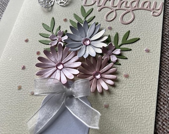 Tarjeta de cumpleaños con flores de papel 3D - Lazo coqueto, mariposa y detalles de perlas