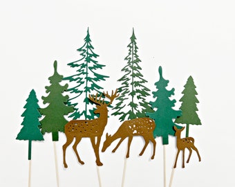 Adornos para pastel con temática de bosque: Pino y ciervo. Decoración para pastel de baby shower con temática de bosque y vegetación. Aventura al aire libre. Feliz cumpleaños de campista.