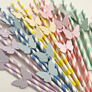 Pastellfarbene Papierstrohhalme mit Schmetterlingsmotiv – Dekoration für Schmetterlingspartys. Regenbogen-Motto, Babyparty, Schmetterlingsgarten, Geburtstag, Brautparty, Hochzeit