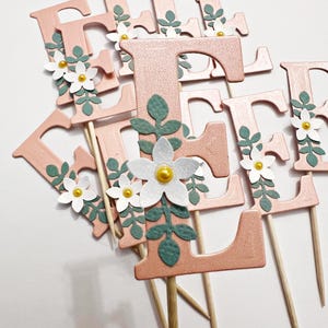 Adornos para cupcakes con flores silvestres: cumpleaños de un niño, fiesta en el jardín de flores, baby shower de niña, primer cumpleaños con monograma, letra inicial para despedida de soltera