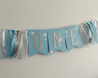 Banner per seggiolone Boy Winter ONEderland - Banner Snowflake ONE. Decorazioni per la festa del primo compleanno con fiocchi di neve. Il nostro piccolo fiocco di neve è UNO