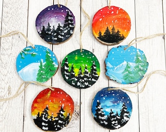Adorno navideño de rodaja de madera pintada a mano – Paisaje invernal rústico (70 mm x 80 mm)