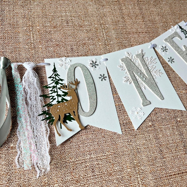 Bannière hiver ONEderland - Décoration de fête pour premier anniversaire de flocon de neige. Pays des merveilles d'hiver. Pin de forêt boisée d'hiver, bannière flocon de neige ONE