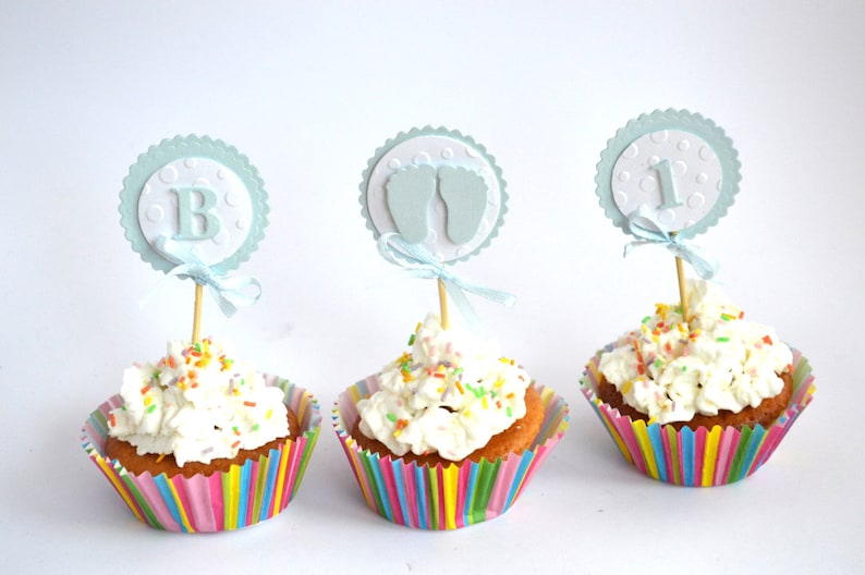 Junge Babyparty Cupcake Toppers. Baby Füße Cupcake Toppers. Zahl Cupcake Toppers. Brief Cupcake Toppers. Blaue Babyparty Junge Party Decor Bild 1