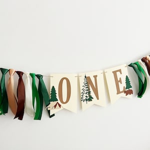 Ein Happy Camper Hochstuhl Banner - Happy Camper Schild. Highchair Banner Schild. Erster Geburtstag Woodland One Banner. Wald Outdoor-Themaparty