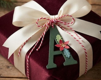 Individuell gestalteter Buchstabenanhänger, Namensschild, Initialen, Geschenkanhänger, Weihnachtsstern, Stechpalme (10 cm hoch)