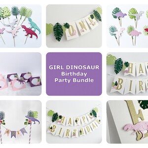K&ouml;nnte beinhalten: Ein M&auml;dchen-Dinosaurier-Geburtstagsparty-Paket mit lila Hintergrund. Das Paket beinhaltet ein Banner, Cupcake-Topper, Platzkarte und einen Kuchen-Topper. Das Banner sagt "Happy Birthday" und die Cupcake-Topper haben Dinosaurier und Bl&auml;tter. Die Platzkarte haben einen Dinosaurier und Bl&auml;tter. Der Kuchen-Topper hat einen Dinosaurier und Bl&auml;tter. Die Farben sind rosa, gr&uuml;n, gold und lila.