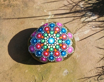 bemalter Dekostein mit Mandala Dot Art