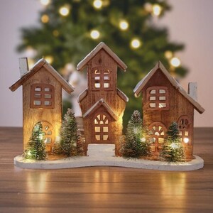LED Haus Holz Häuser Landschaft mit Licht Timer Batterie Braun Tannenbaum 38cm x 27cm