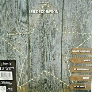 K&ouml;nnte beinhalten: Sternf&ouml;rmige LED-Dekoration mit warmwei&szlig;en Lichtern, geeignet f&uuml;r den Innen- und Au&szlig;enbereich. Die Dekoration ist 40 cm gro&szlig; und verf&uuml;gt &uuml;ber eine Timer-Funktion. Das Produkt ben&ouml;tigt 3x AA-Batterien, die nicht enthalten sind. Der Text "LED DECORATION" ist enthalten.