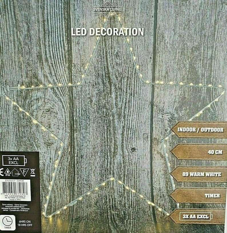 K&ouml;nnte beinhalten: Sternf&ouml;rmige LED-Dekoration mit warmwei&szlig;en Lichtern, geeignet f&uuml;r den Innen- und Au&szlig;enbereich. Die Dekoration ist 40 cm gro&szlig; und verf&uuml;gt &uuml;ber eine Timer-Funktion. Das Produkt ben&ouml;tigt 3x AA-Batterien, die nicht enthalten sind. Der Text "LED DECORATION" ist enthalten.