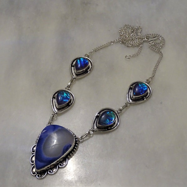 Un collier fantaisie en verre dichroïque et opale dentrique, plaqué argent 925, forme lacrymale / ovale, délicat, opale, nuances de bleu et de vert, pierre précieuse