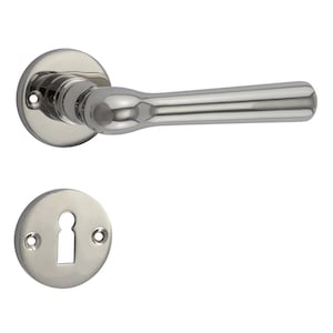 Puede incluir: Un juego de manija de puerta cromada pulida, que incluye una placa trasera redonda y una manija de palanca. El juego incluye una cubierta de ojo de cerradura a juego. El herraje tiene una superficie brillante y reflectante, adecuada para puertas interiores.