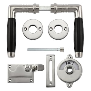 Könnte beinhalten: Ein Satz polierter Nickel-Türbeschläge mit schwarzen Griffen. Das Set beinhaltet zwei Türgriffe, zwei Rosetten, eine Falle, eine Schließplatte und ein Privat-Schloss mit einem "FREI" Schild.