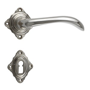 Könnte beinhalten: Ein silberner Türgriff mit einem gebogenen Hebel und einer Schlüssellochabdeckung. Der Griff hat ein dekoratives Design mit einer Diamantform und abgerundeten Kanten.