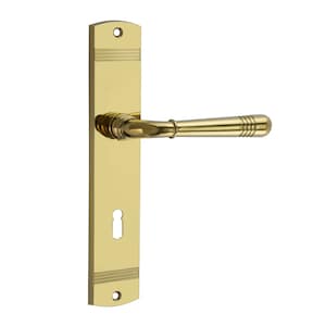 Op de afbeelding: Een gepolijste messing deurknop met een hendelontwerp en een sleutelgat. De knop is bevestigd aan een rechthoekige achterplaat met decoratieve groeven.