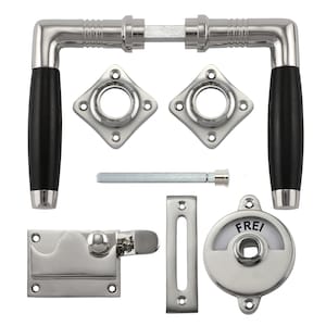 Könnte beinhalten: Ein Satz silberner Türbeschläge mit schwarzen Griffen. Das Set beinhaltet einen Türknauf, einen Riegel, eine Schließplatte und einen Türgriff. Der Türgriff hat einen schwarzen Holzgriff. Der Türknauf hat eine runde, silberne Platte mit dem Wort "FREI" darauf.