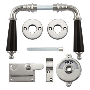 Könnte beinhalten: Ein Satz polierter Nickel-Türbeschläge mit schwarzen Griffen. Das Set beinhaltet einen Türknauf, einen Riegel, eine Schließplatte und ein Privat-Schloss mit einem "FREI"-Indikator.