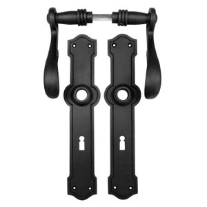 Peut inclure: Ensemble de poignée de porte en métal noir avec une poignée à levier et deux plaques rectangulaires avec des trous de serrure. Les plaques ont des bords décoratifs.